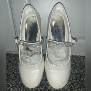 Elegant White Little Girl's Shoes with Rhinestone Strap